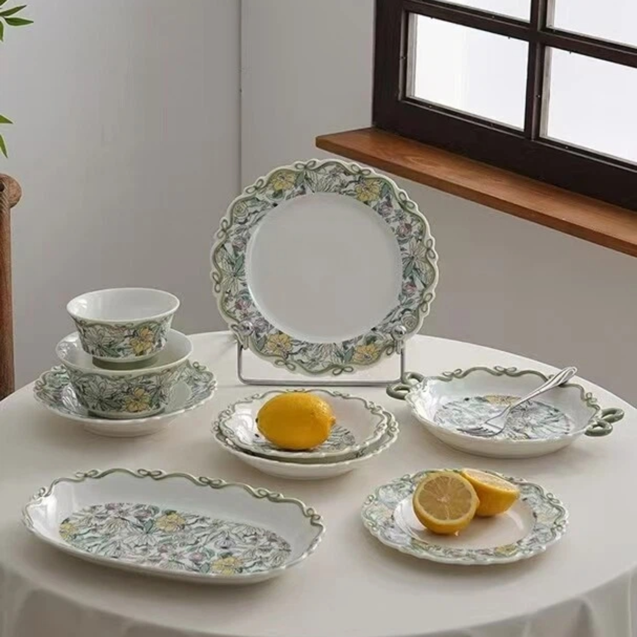 Семейный набор столовых приборов в стиле ретро-кантри, узор из свежих зеленых цветов