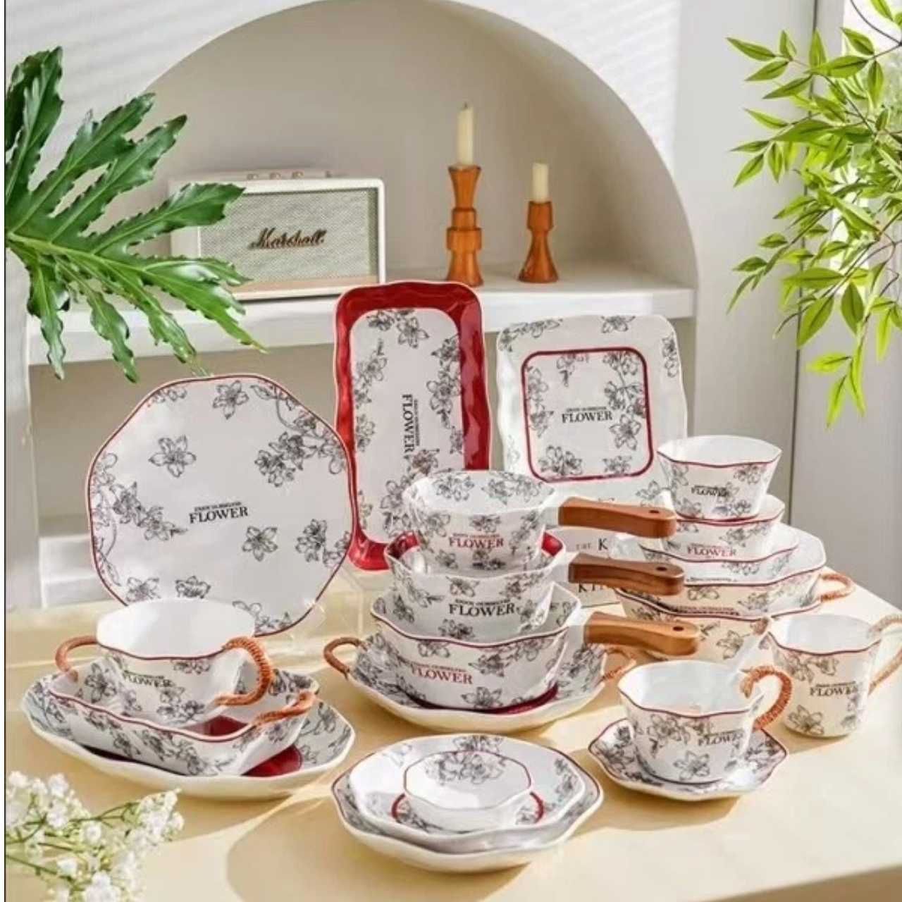 Высококачественный набор винтажной посуды с красным принтом