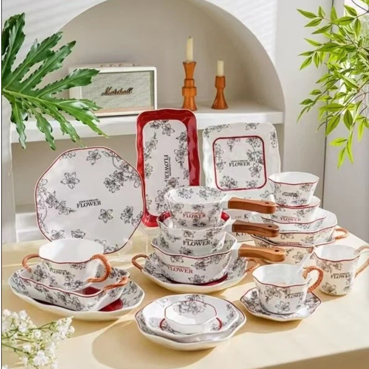 Высококачественный набор винтажной посуды с красным принтом