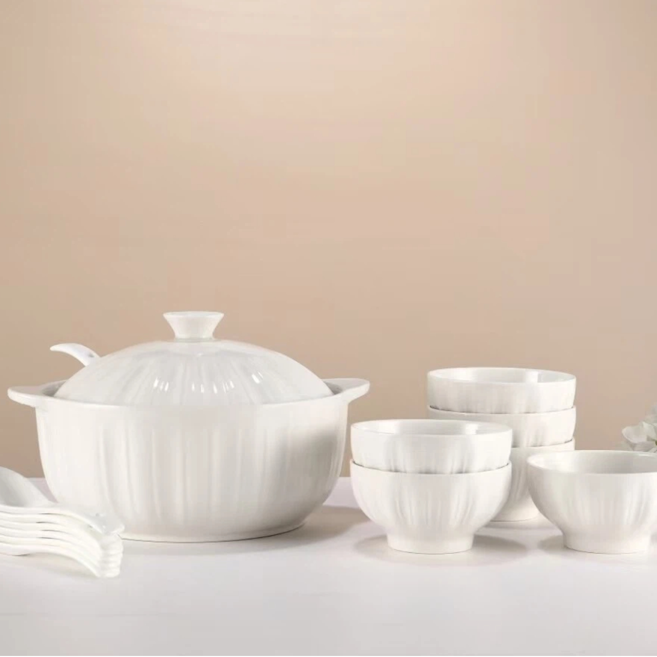 Большой семейный набор белых фарфоровых суповых кастрюль для вечеринок и приготовления пищи.