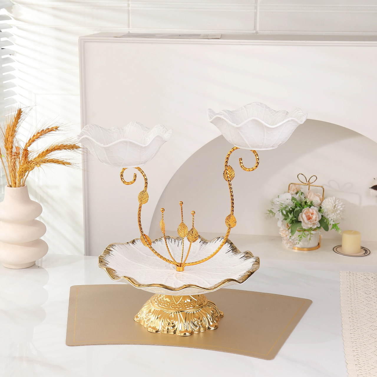 Железная полка-поднос в дворцовом стиле с несколькими ярусами для закусок и фруктов.