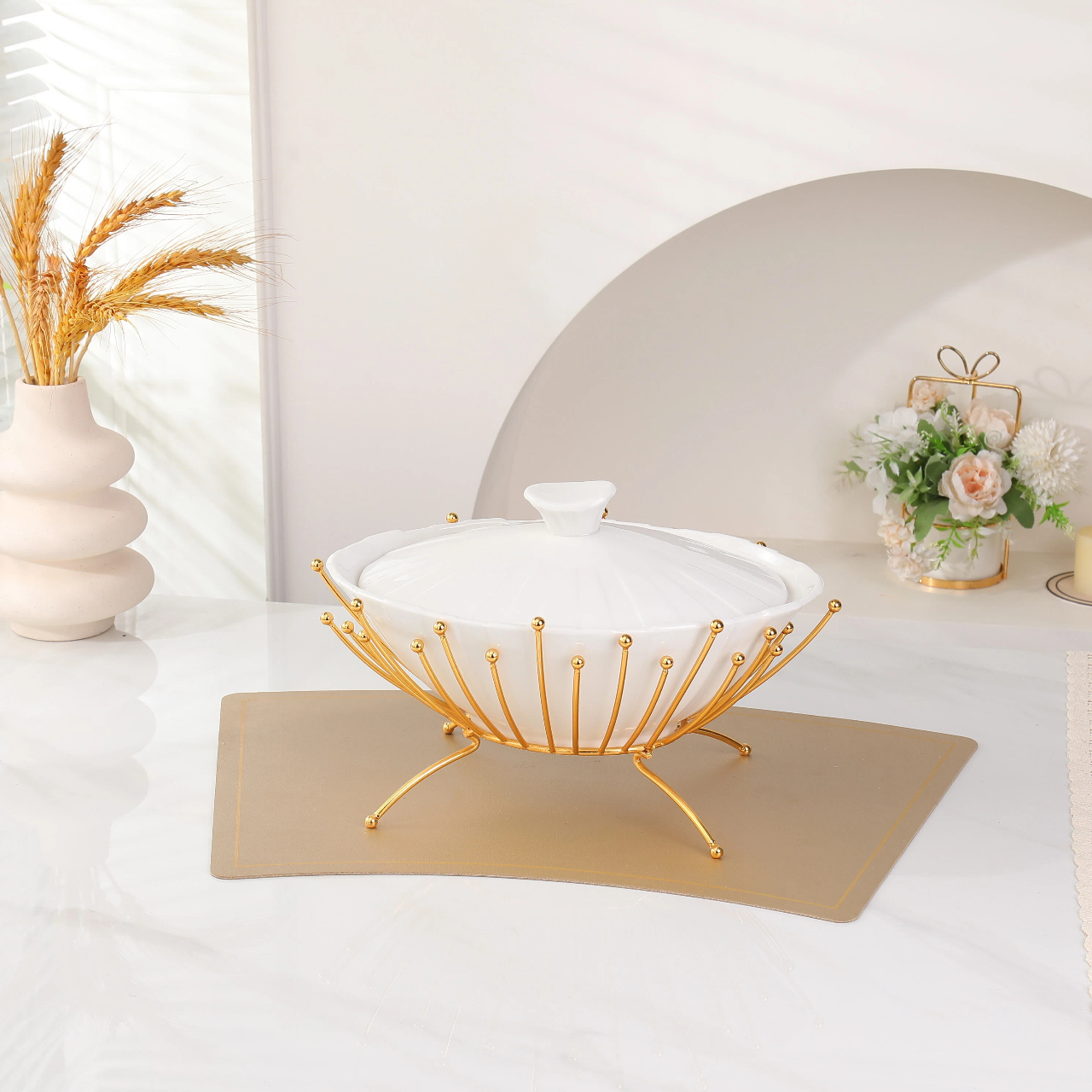 Железная полка-поднос в дворцовом стиле с несколькими ярусами для закусок и фруктов.