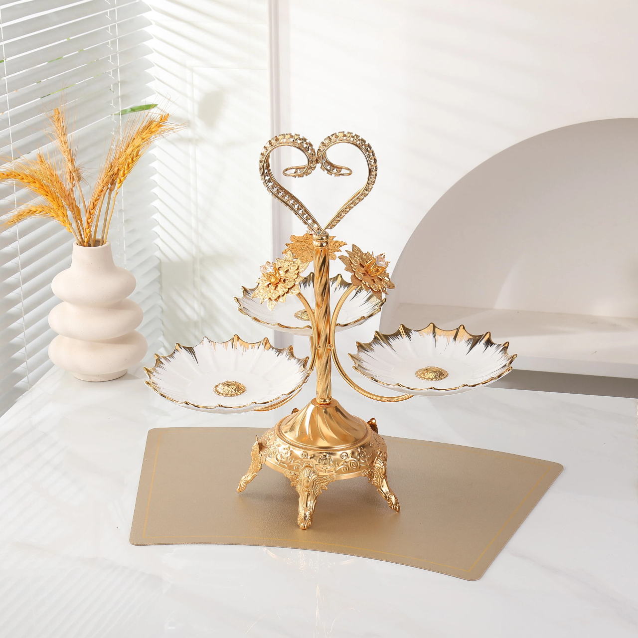 Железная полка-поднос в дворцовом стиле с несколькими ярусами для закусок и фруктов.