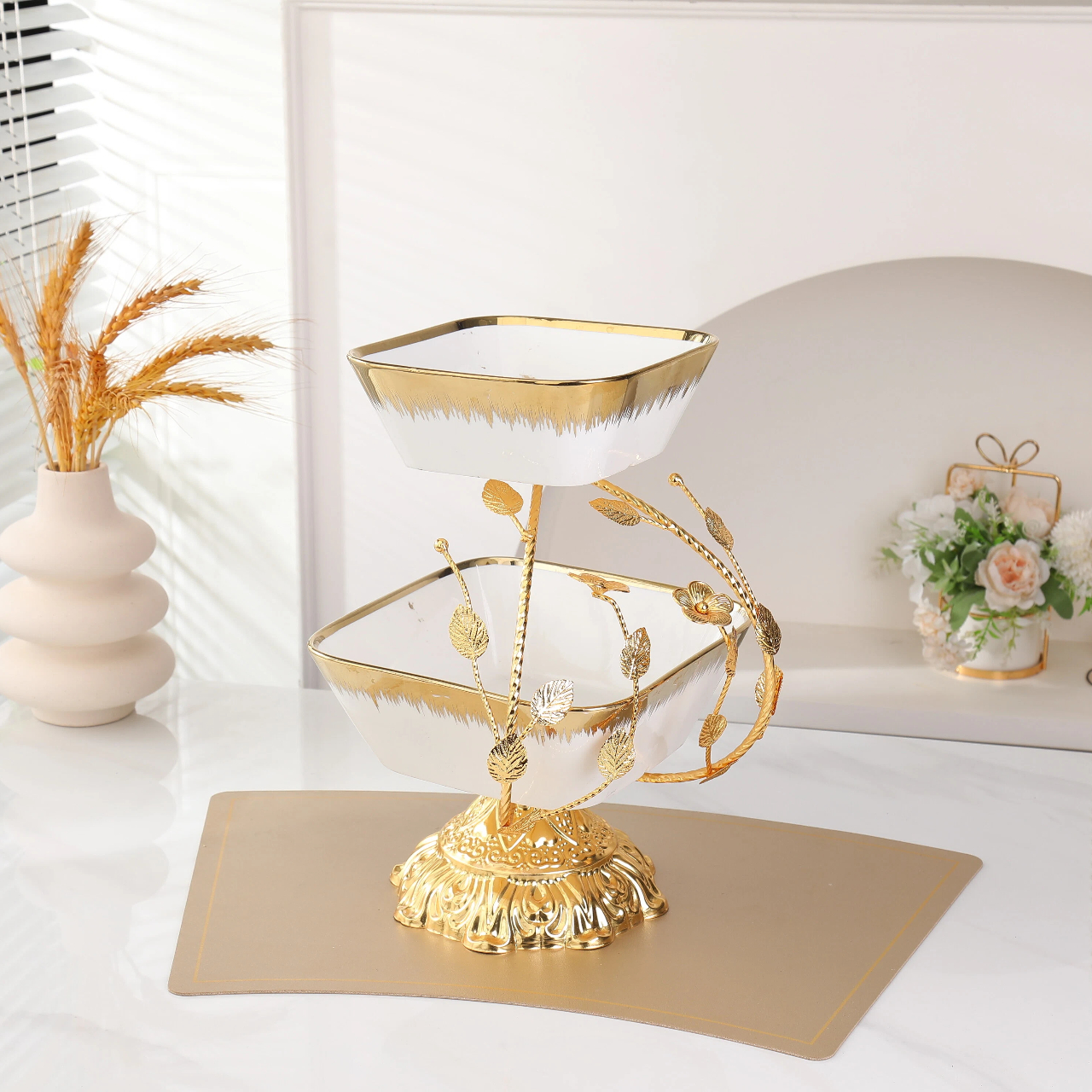 Железная полка-поднос в дворцовом стиле с несколькими ярусами для закусок и фруктов.