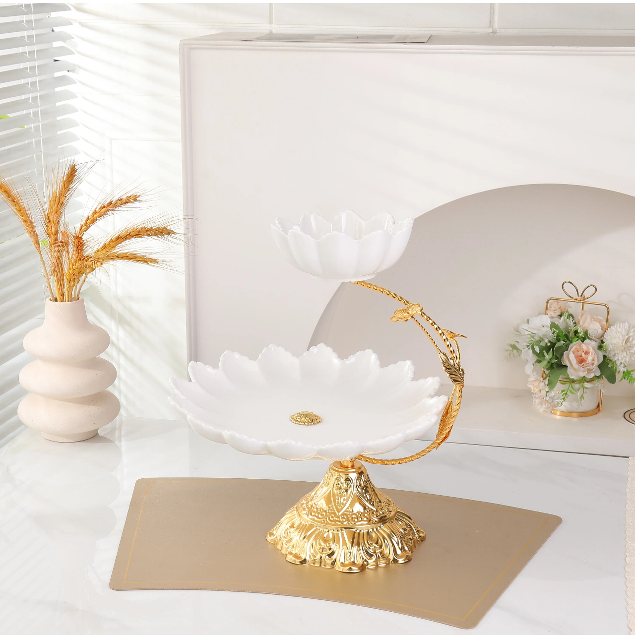 Железная полка-поднос в дворцовом стиле с несколькими ярусами для закусок и фруктов.