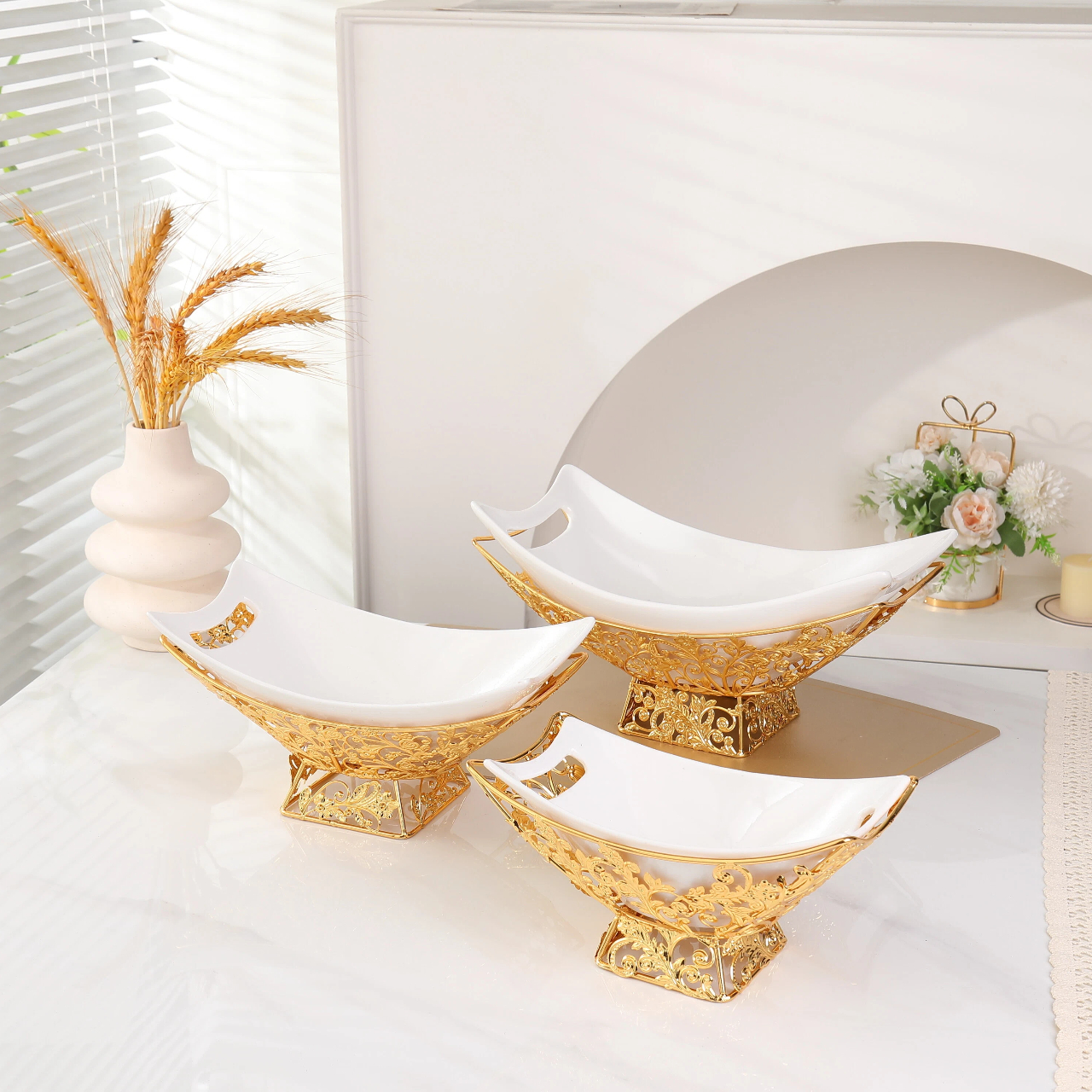 Железная полка-поднос в дворцовом стиле с несколькими ярусами для закусок и фруктов.