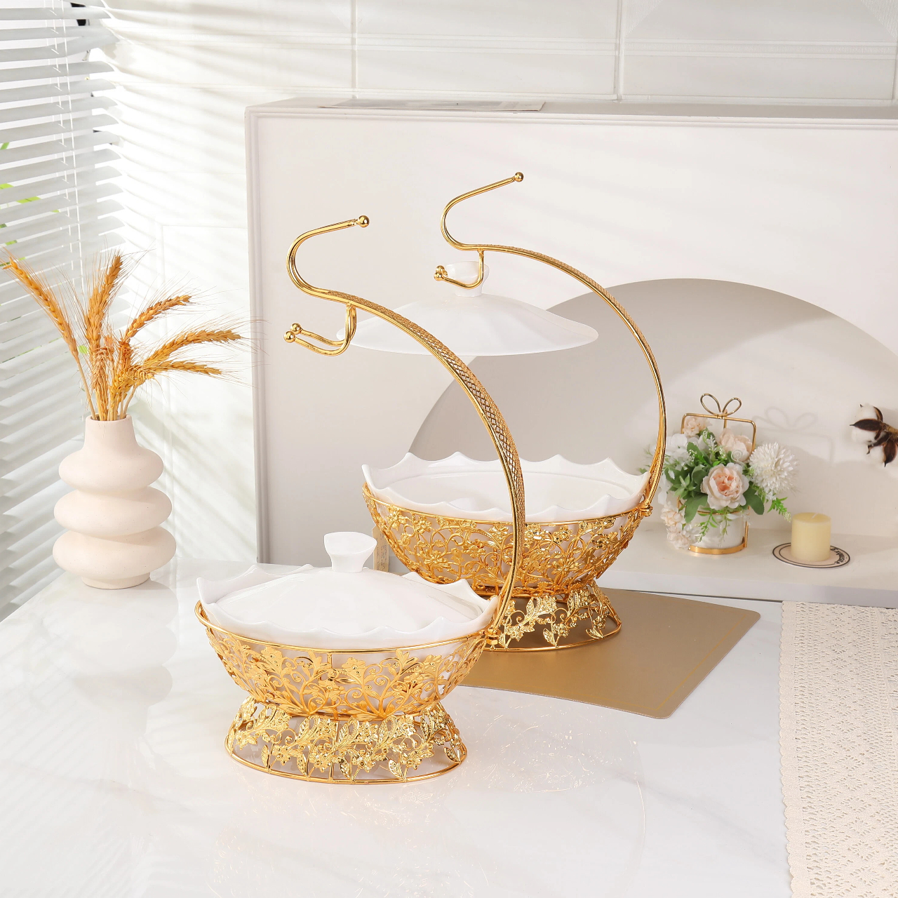 Железная полка-поднос в дворцовом стиле с несколькими ярусами для закусок и фруктов.