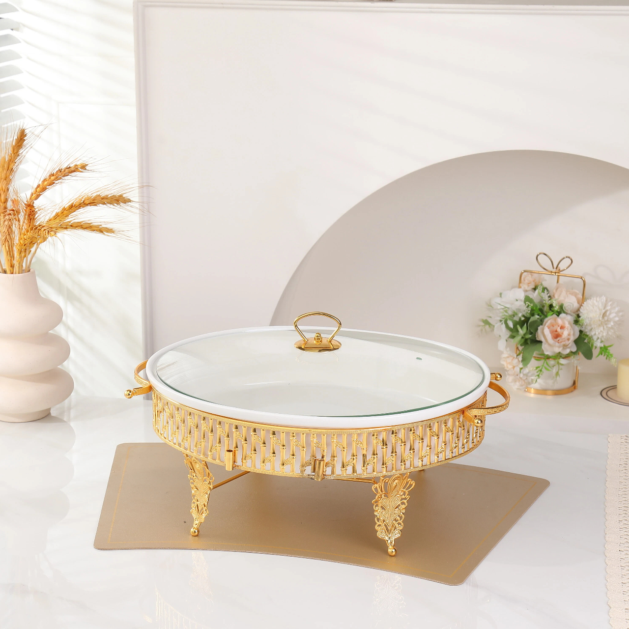 Железная полка-поднос в дворцовом стиле с несколькими ярусами для закусок и фруктов.