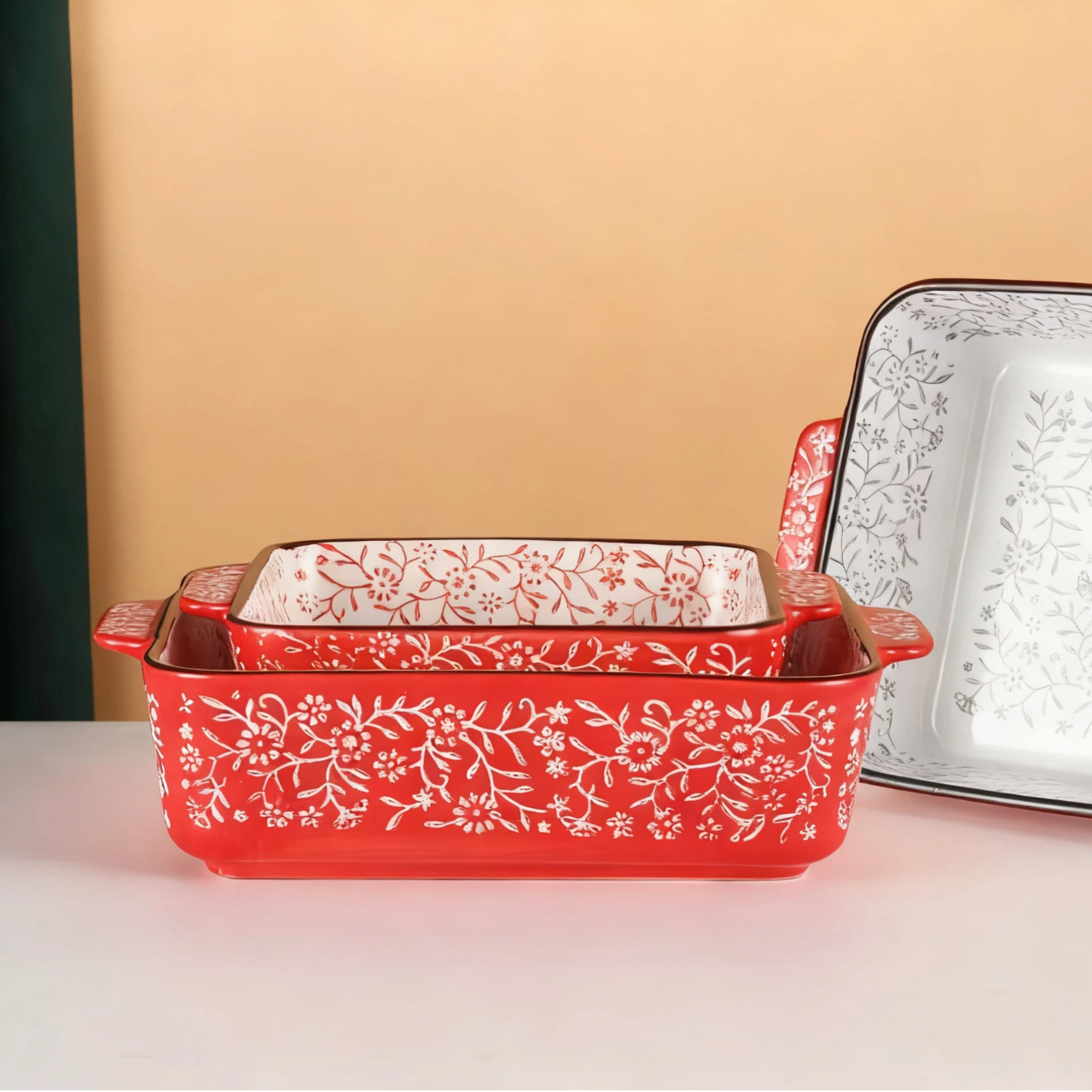 Керамическая форма для запекания с рельефным узором, ярко-красного цвета