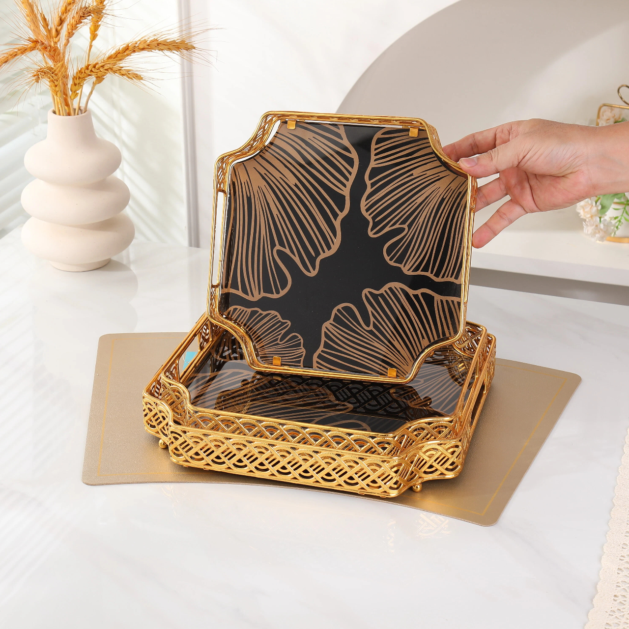 Вместительный зеркальный поднос из кованого железа в стиле ретро