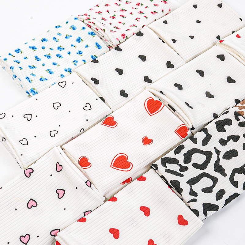 JY8054Т рикотажная ткань в рубчик из полиэстера и спандекса в форме сердца с мелким цветочным принтом, ткань для детского боди