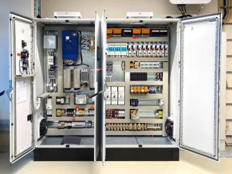 Учебный центр Weidmüller использует в своих шкафах управления технологию постоянного тока