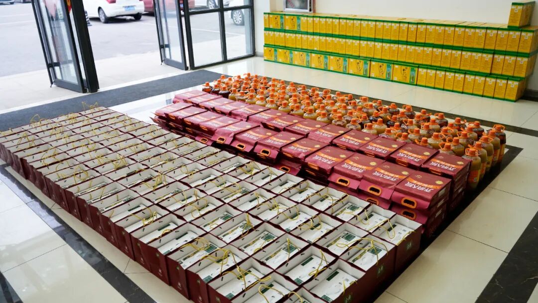 В холоде зимы — тепло сердец: группа HUAQUAN от всей души чествует тех, кто трудится ради будущего