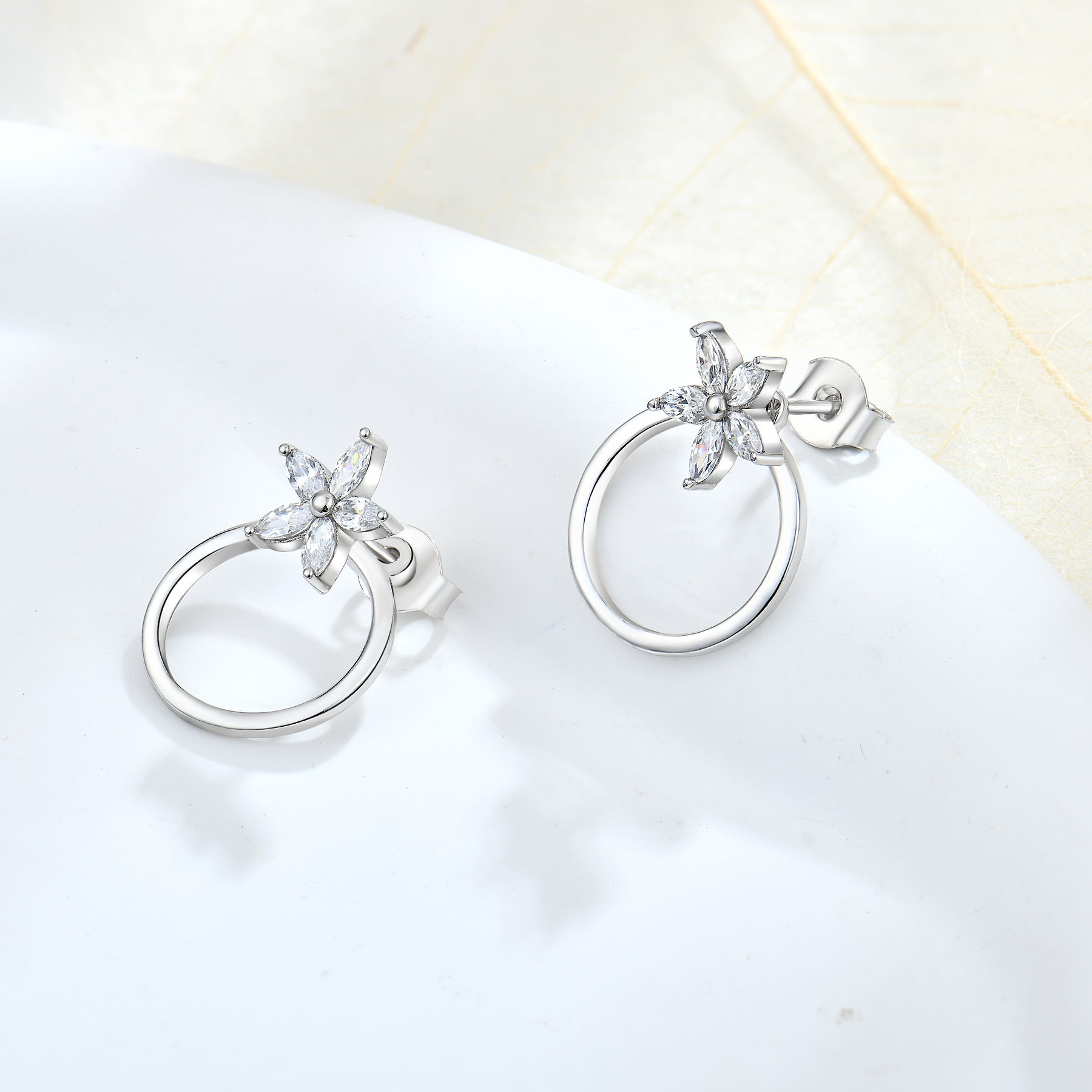 Изготовленный на заказ женский дизайнер 925 серебряных украшений, форма цветов и серьги с родием