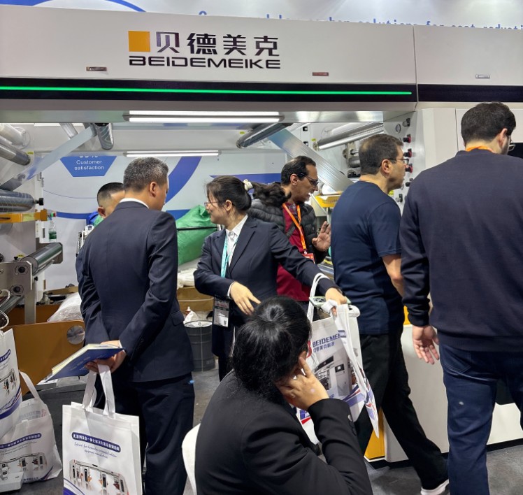 Бессольвентная ламинационная машина423 (3)