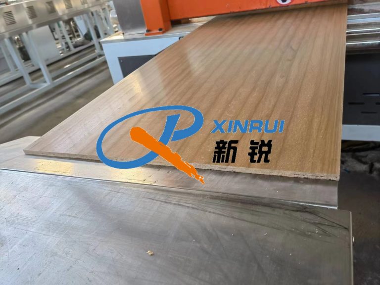 Китай Экструзионная линия производства двери из ДПК Производитель - Qingdao Xinrui Plastic Machinery Co.,Ltd. - станки листов из- Линия террасная доска ДПК
