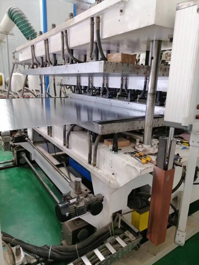 Китай ЭКСТРУЗИОННЫЕ ЛИНИИ ДЛЯ ПОЛИКАРБОАНАТА СОТОВОГО ПК Производитель - Qingdao Xinrui Plastic Machinery Co.,Ltd. - станки листов из- Линия террасная доска ДПК