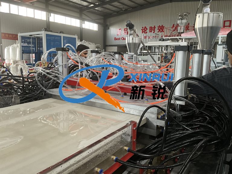 Китай Экструзионная линия производства двери из ДПК Производитель - Qingdao Xinrui Plastic Machinery Co.,Ltd. - станки листов из- Линия террасная доска ДПК