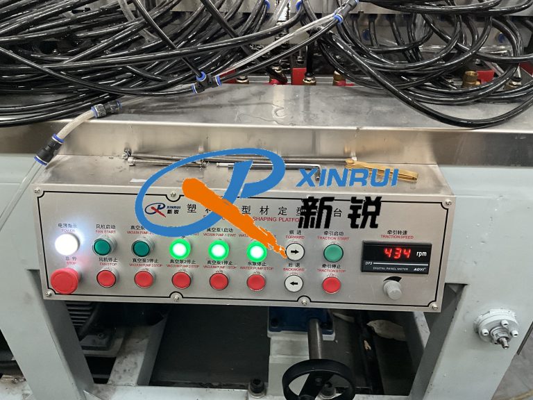 Китай Экструзионная линия производства двери из ДПК Производитель - Qingdao Xinrui Plastic Machinery Co.,Ltd. - станки листов из- Линия террасная доска ДПК