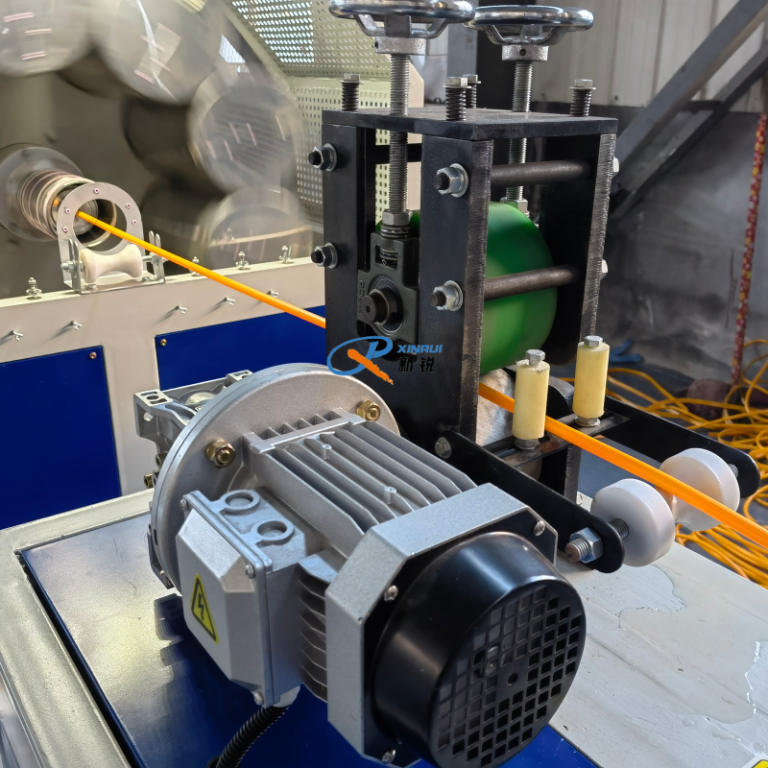 Китай Экструзионная линия по производству армированных шлангов ПВХ 5 слоев 5слой Производитель - Qingdao Xinrui Plastic Machinery Co.,Ltd. - станки листов из- Линия террасная доска ДПК