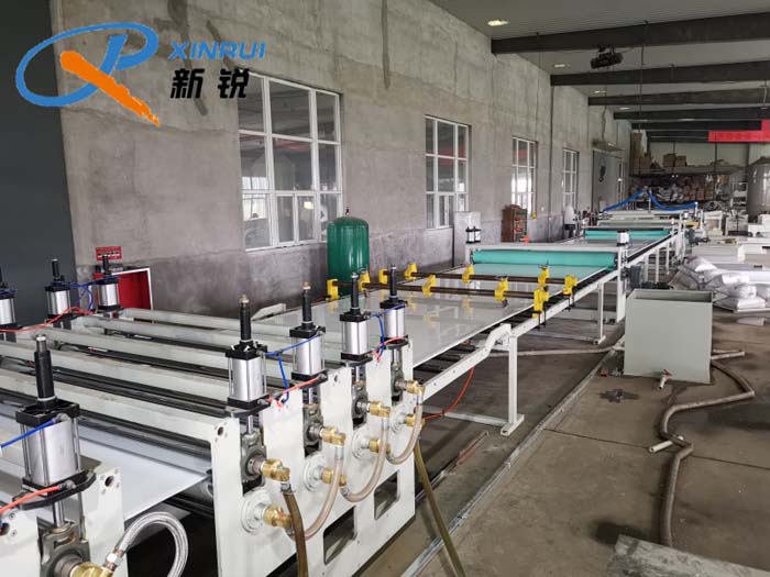 Китай Оборудование для производства толстых листов ПП ПЭ Производитель - Qingdao Xinrui Plastic Machinery Co.,Ltd. - станки листов из- Линия террасная доска ДПК