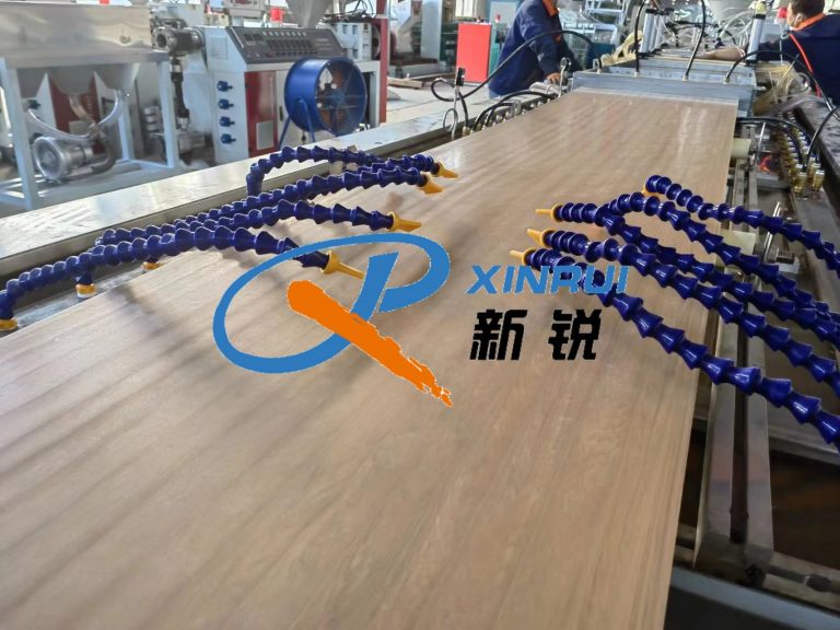 Китай Экструзионная линия производства двери из ДПК Производитель - Qingdao Xinrui Plastic Machinery Co.,Ltd. - станки листов из- Линия террасная доска ДПК