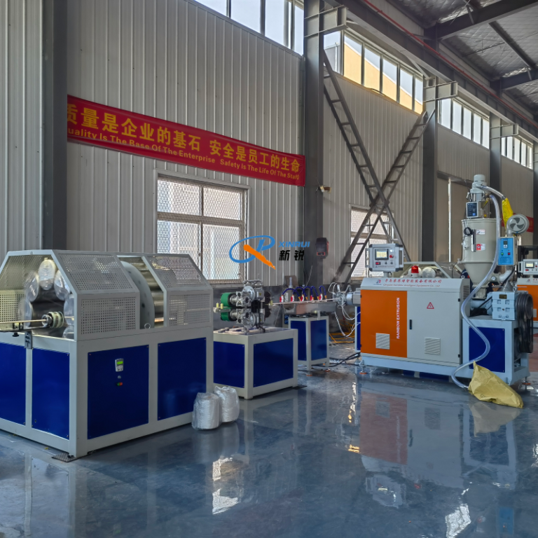 Китай Экструзионная линия по производству армированных шлангов ПВХ 5 слоев 5слой Производитель - Qingdao Xinrui Plastic Machinery Co.,Ltd. - станки листов из- Линия террасная доска ДПК