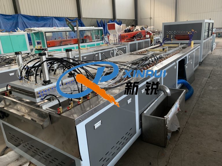 Китай Экструзионная линия производства двери из ДПК Производитель - Qingdao Xinrui Plastic Machinery Co.,Ltd. - станки листов из- Линия террасная доска ДПК