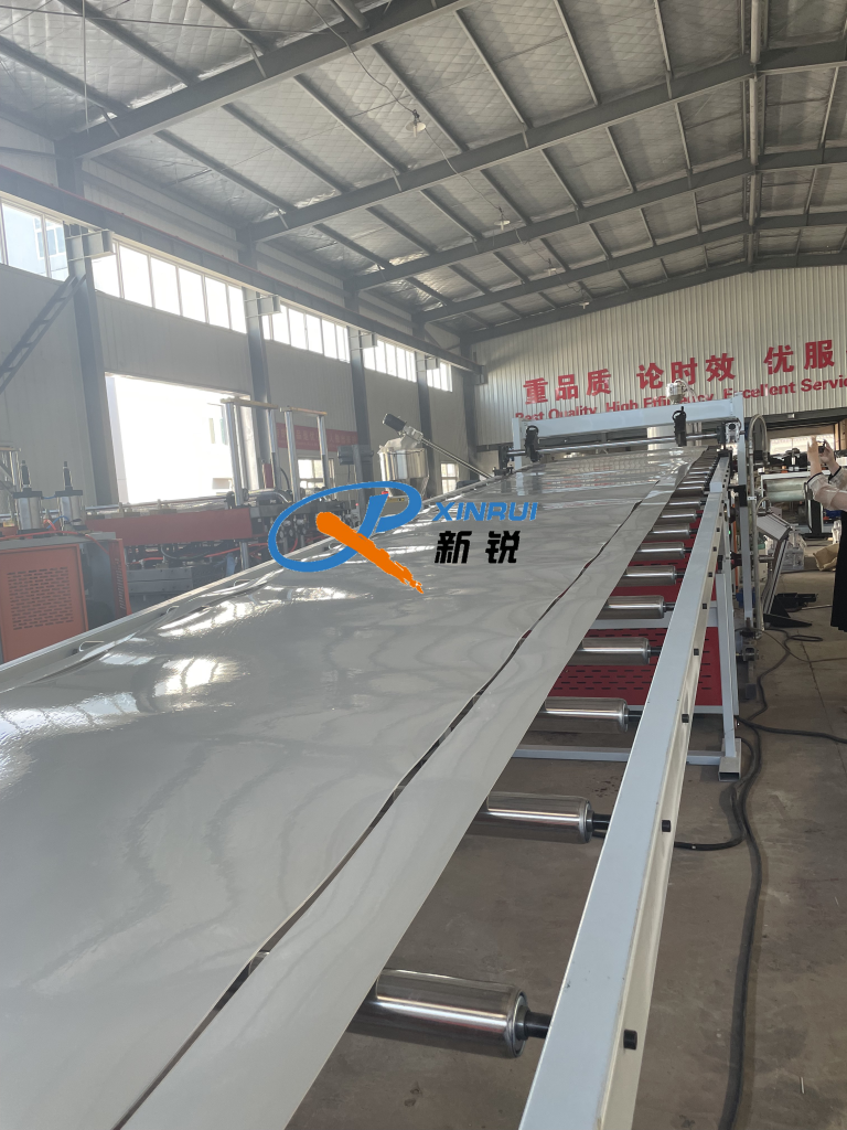 Китай Экструзионные линии для изготовления листов АБС A/B/A Производитель - Qingdao Xinrui Plastic Machinery Co.,Ltd. - станки листов из- Линия террасная доска ДПК
