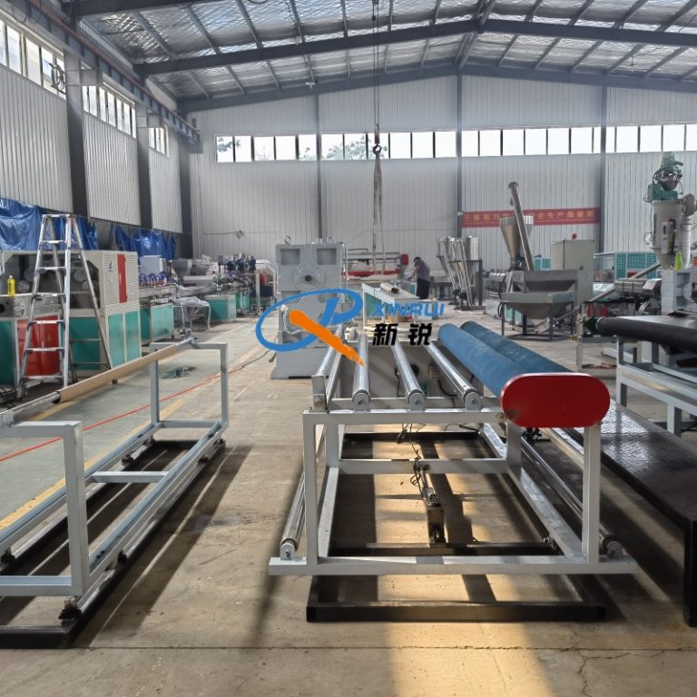 Китай Экструзионная линия для нанесения TPR TPE на покрытия коврик Производитель - Qingdao Xinrui Plastic Machinery Co.,Ltd. - станки листов из- Линия террасная доска ДПК
