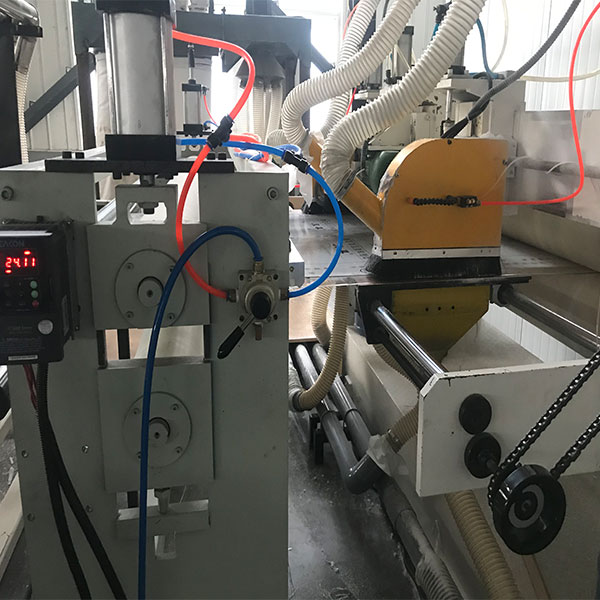 Китай Оборудование для изготовления листов из PC PMMA GPPS ABS Производитель - Qingdao Xinrui Plastic Machinery Co.,Ltd. - станки листов из- Линия террасная доска ДПК