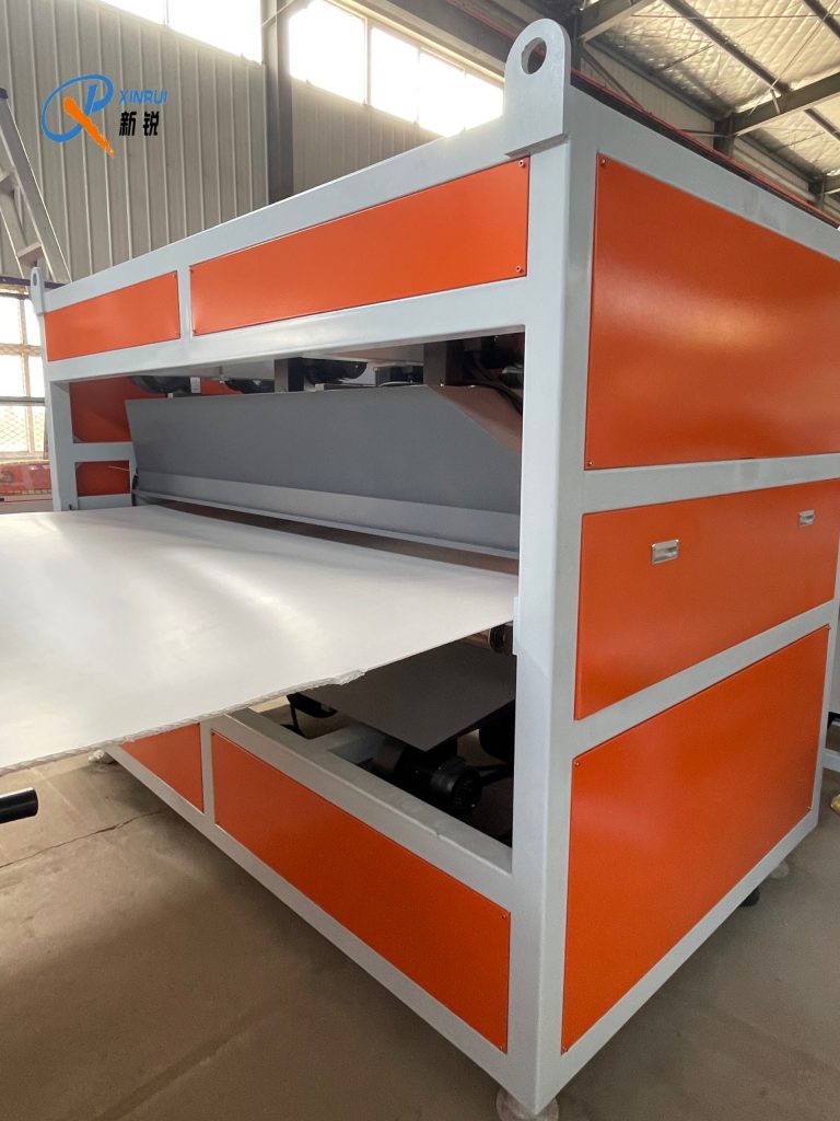 Китай Экструзионная линия производства сотового листа из ПП Производитель - Qingdao Xinrui Plastic Machinery Co.,Ltd. - станки листов из- Линия террасная доска ДПК