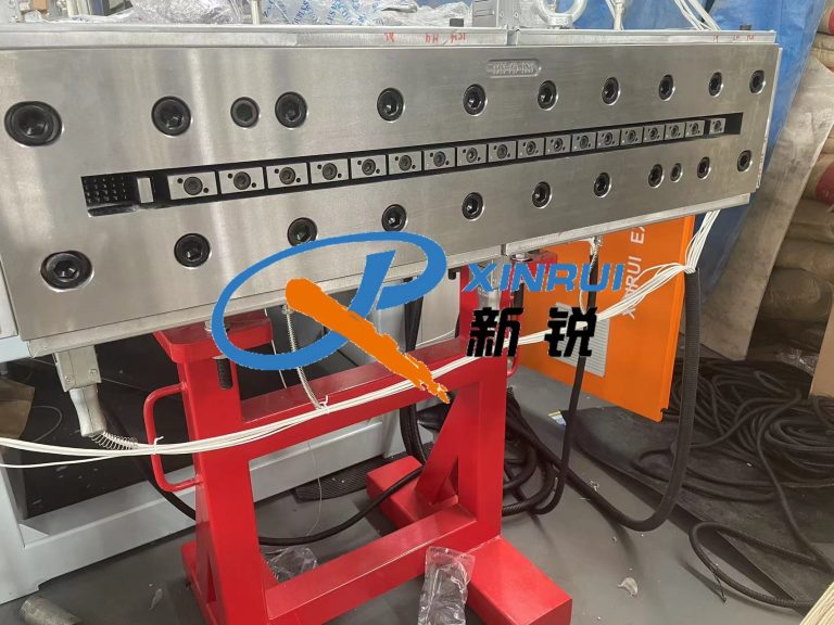 Китай Экструзионная линия производства двери из ДПК Производитель - Qingdao Xinrui Plastic Machinery Co.,Ltd. - станки листов из- Линия террасная доска ДПК