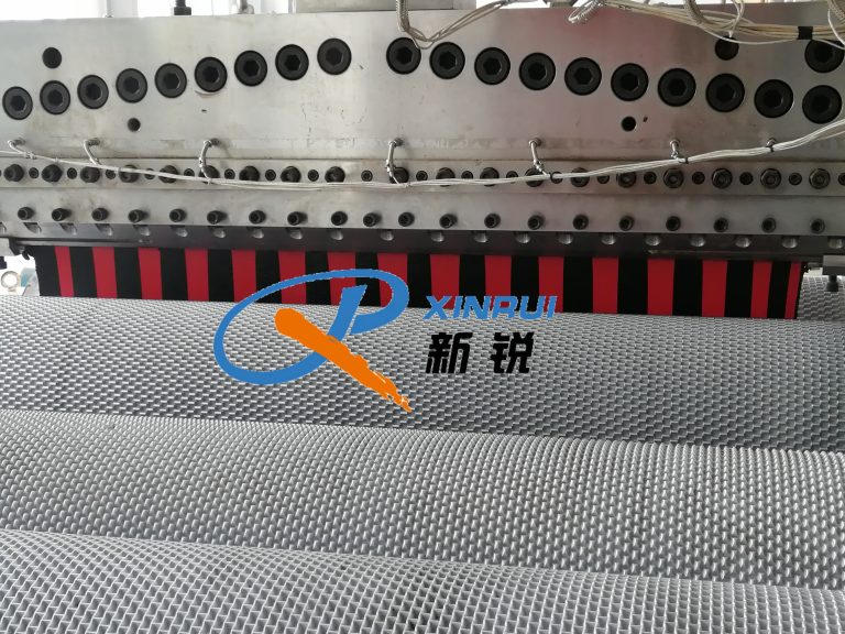 Китай Оборудование для изготовления PVC полых цепочкообразных коврик Производитель - Qingdao Xinrui Plastic Machinery Co.,Ltd. - станки листов из- Линия террасная доска ДПК