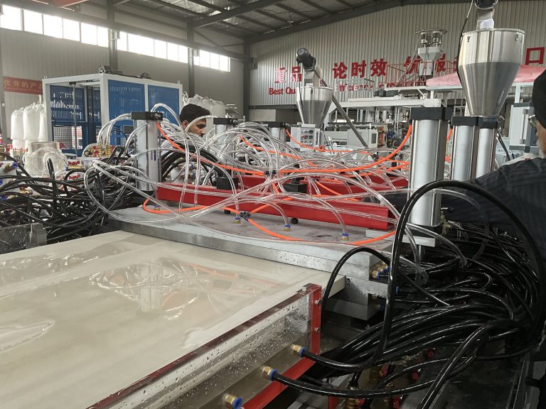 Китай Экструзионная линия производства двери из ДПК Производитель - Qingdao Xinrui Plastic Machinery Co.,Ltd. - станки листов из- Линия террасная доска ДПК