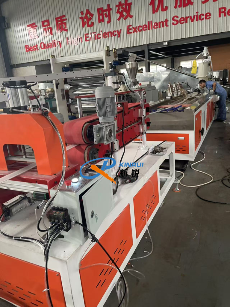 Китай Линия по производству абажуров из ПК Производитель - Qingdao Xinrui Plastic Machinery Co.,Ltd. - станки листов из- Линия террасная доска ДПК