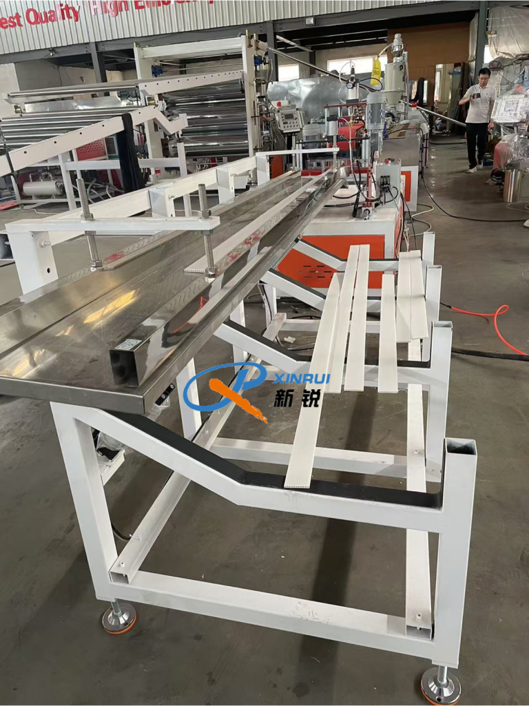 Китай Линия по производству абажуров из ПК Производитель - Qingdao Xinrui Plastic Machinery Co.,Ltd. - станки листов из- Линия террасная доска ДПК