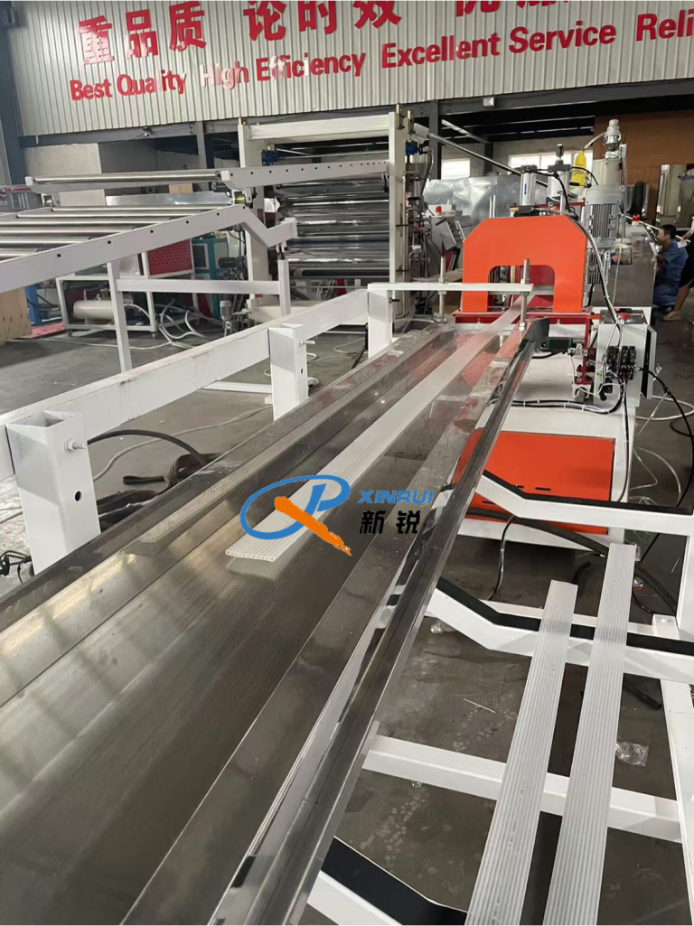 Китай Линия по производству абажуров из ПК Производитель - Qingdao Xinrui Plastic Machinery Co.,Ltd. - станки листов из- Линия террасная доска ДПК