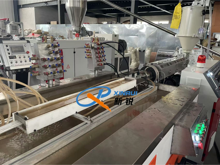 Китай Линия по производству абажуров из ПК Производитель - Qingdao Xinrui Plastic Machinery Co.,Ltd. - станки листов из- Линия террасная доска ДПК