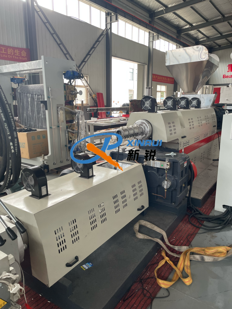 Китай Двухкаскадный гранулятор для переработки пп/пэ Производитель - Qingdao Xinrui Plastic Machinery Co.,Ltd. - станки листов из- Линия террасная доска ДПК
