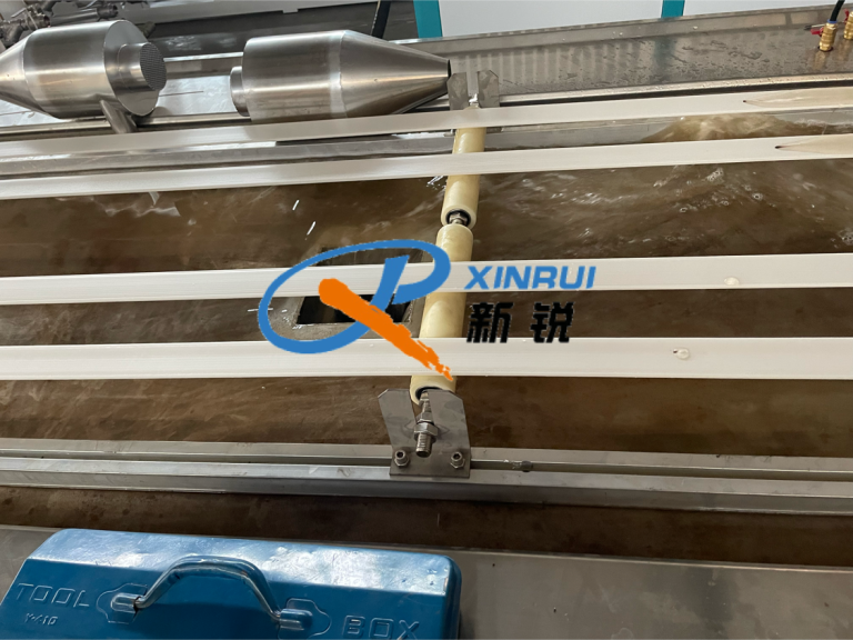 Китай Линия по производству сотовых профили ПП Производитель - Qingdao Xinrui Plastic Machinery Co.,Ltd. - станки листов из- Линия террасная доска ДПК