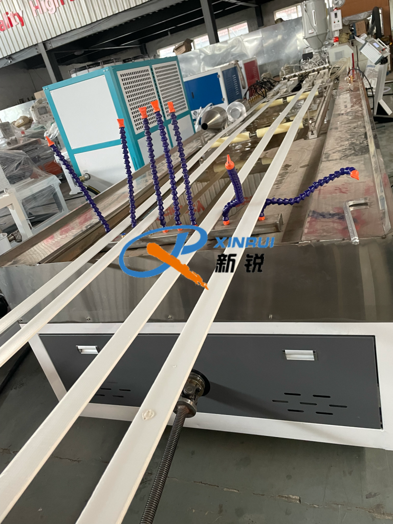 Китай Линия по производству сотовых профили ПП Производитель - Qingdao Xinrui Plastic Machinery Co.,Ltd. - станки листов из- Линия террасная доска ДПК