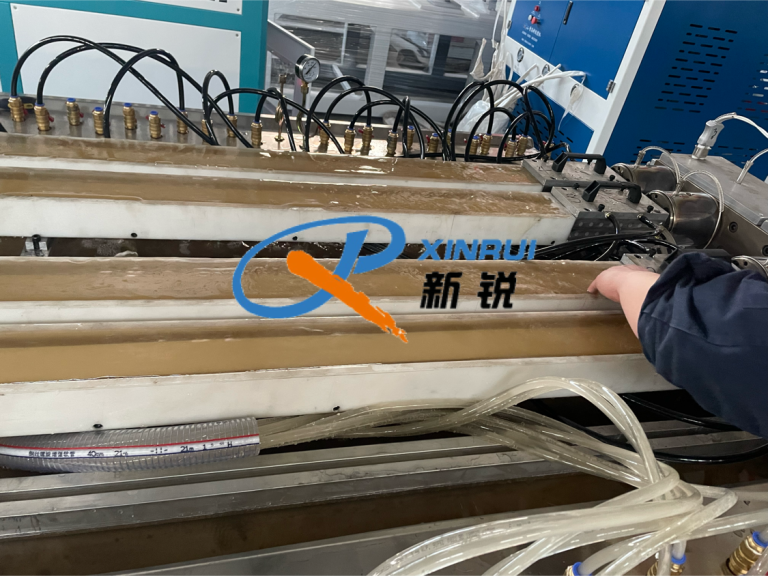 Китай Линия по производству сотовых профили ПП Производитель - Qingdao Xinrui Plastic Machinery Co.,Ltd. - станки листов из- Линия террасная доска ДПК