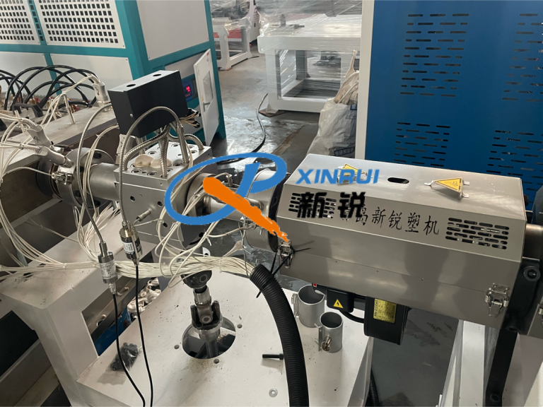Китай Линия по производству сотовых профили ПП Производитель - Qingdao Xinrui Plastic Machinery Co.,Ltd. - станки листов из- Линия террасная доска ДПК