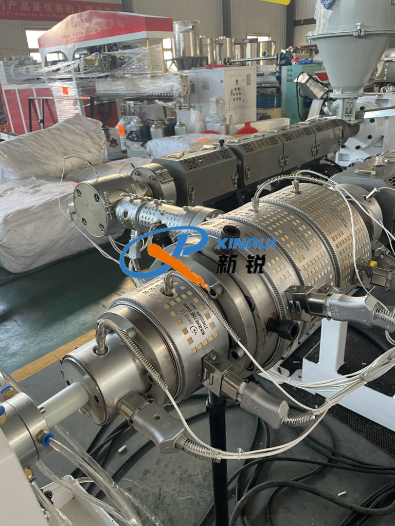 Китай Оборудование для производства труб из пп пэ Производитель - Qingdao Xinrui Plastic Machinery Co.,Ltd. - станки листов из- Линия террасная доска ДПК