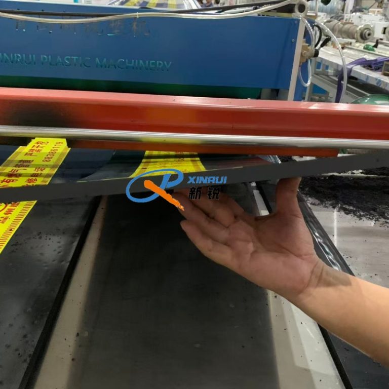 Китай Экструзионные линии изготовления листов для защиты кабеля LDPE LLDPE Производитель - Qingdao Xinrui Plastic Machinery Co.,Ltd. - станки листов из- Линия террасная доска ДПК