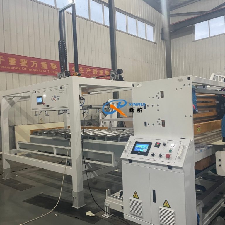 Китай Оборудование для производства листа жесткого из вспененного пвх  Производитель - Qingdao Xinrui Plastic Machinery Co.,Ltd. - станки листов из- Линия террасная доска ДПК