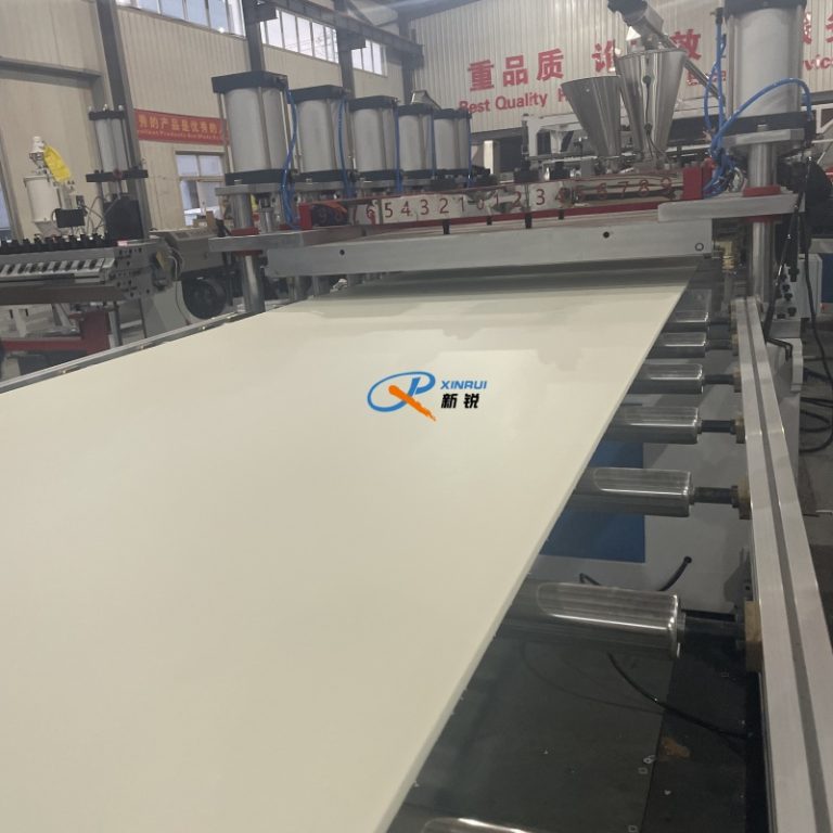 Китай Оборудование для производства листа жесткого из вспененного пвх  Производитель - Qingdao Xinrui Plastic Machinery Co.,Ltd. - станки листов из- Линия террасная доска ДПК