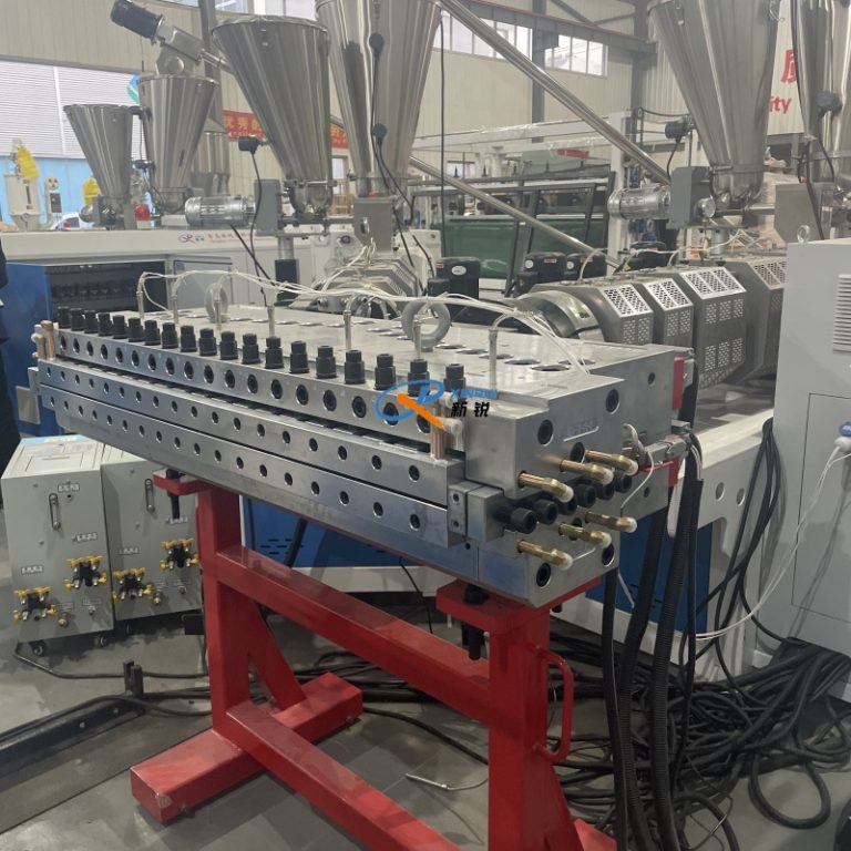 Китай Оборудование для производства листа жесткого из вспененного пвх  Производитель - Qingdao Xinrui Plastic Machinery Co.,Ltd. - станки листов из- Линия террасная доска ДПК