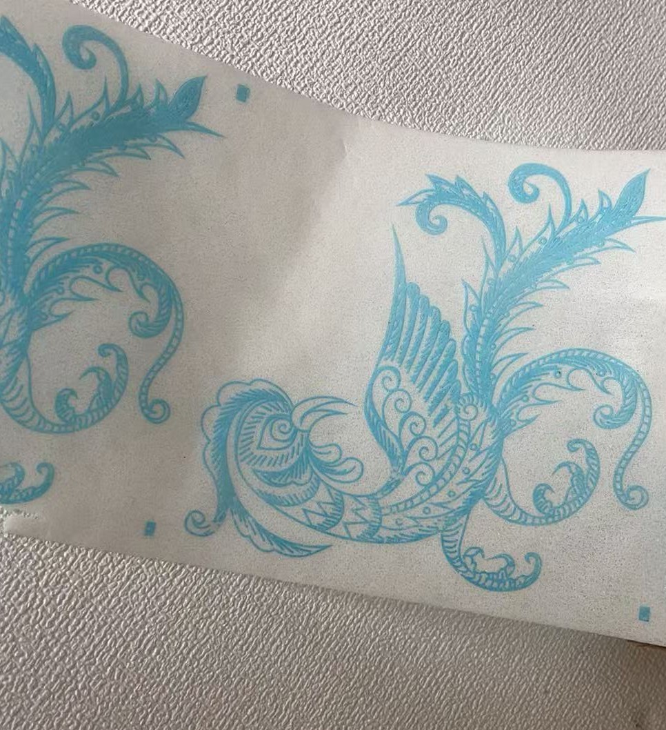 Водорастворимая пленка для вышивки с рисунком делает вышивку более тонкой и легкой.